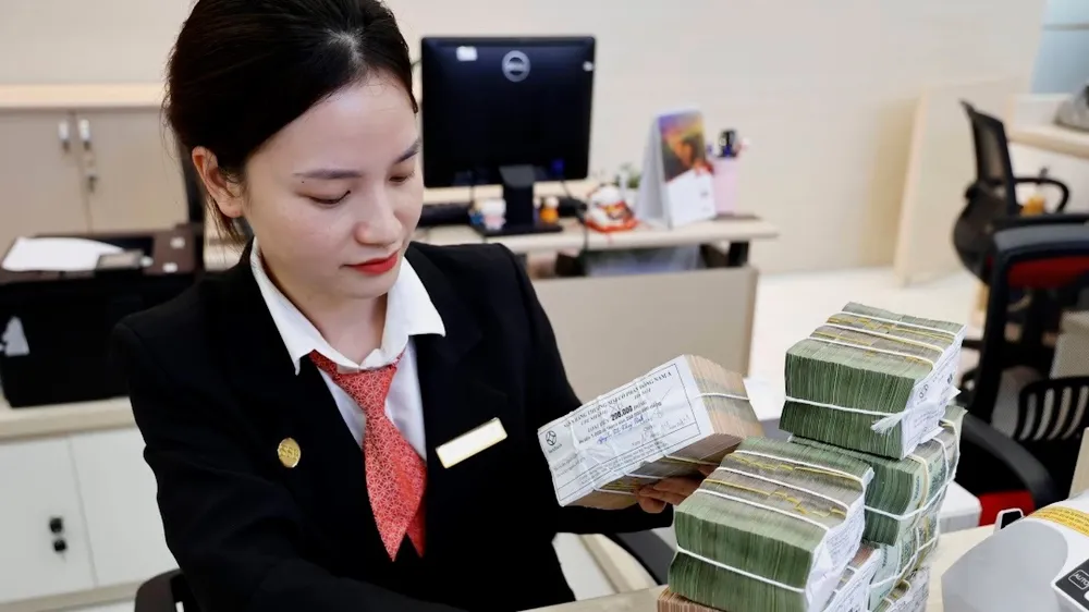Tiền gửi của người dân tại ngân hàng đạt mức cao kỷ lục. Ảnh: NHUNG NGUYỄN