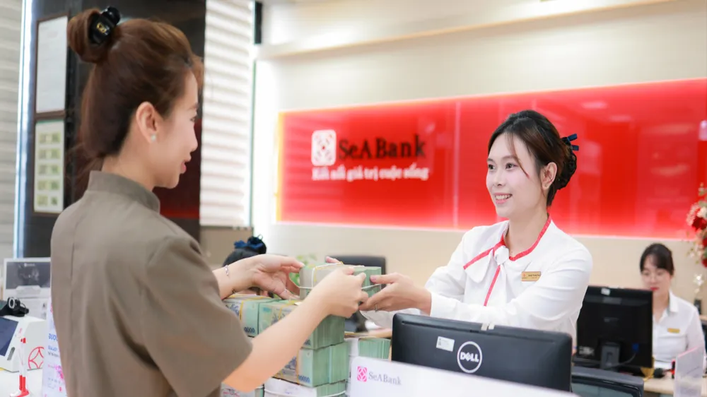 Khách hàng giao dịch tại ngân hàng. Ảnh: NHUNG NGUYỄN