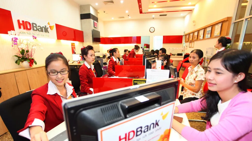 Khách hàng giao dịch tại HDBank. Ảnh: NHUNG NGUYỄN