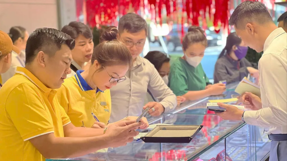So với đỉnh 192 triệu đồng/lượng, người mua vàng ở vùng đỉnh hiện tạm lỗ khoảng 47-48 triệu đồng/lượng. Ảnh: NHUNG NGUYỄN
