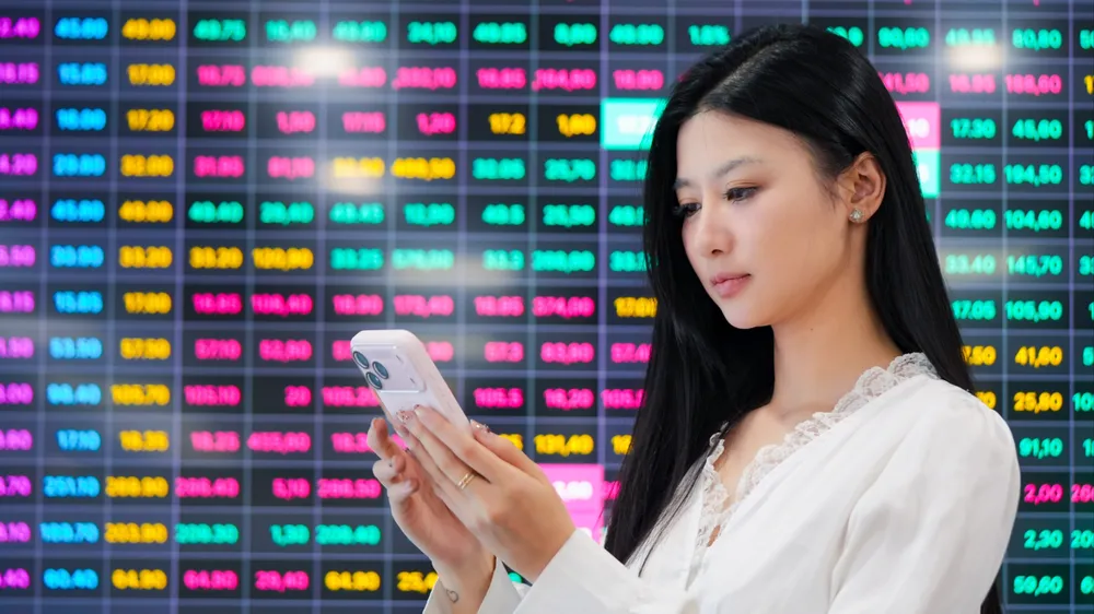 Khách hàng giao dịch tại một công ty chứng khoán. Ảnh: NHUNG NGUYỄN