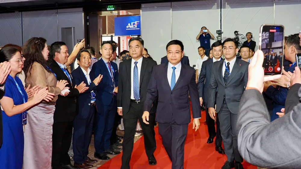 Phó Thủ tướng Nguyễn Văn Thắng đến tham dự phiên tham luận và đối thoại chuyên sâu trong khuôn khổ Diễn đàn Kinh tế Mùa thu năm 2026. Ảnh: HÙNG TRIỀU