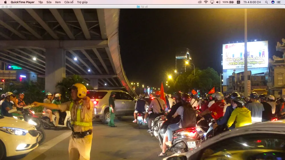 Lực lượng CSGT TPHCM trong tối 23-1. Ảnh: CHÍ THẠCH
