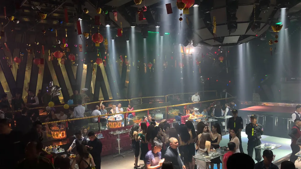 Hàng trăm "dân chơi" tại quán bar. Ảnh : CHÍ THẠCH