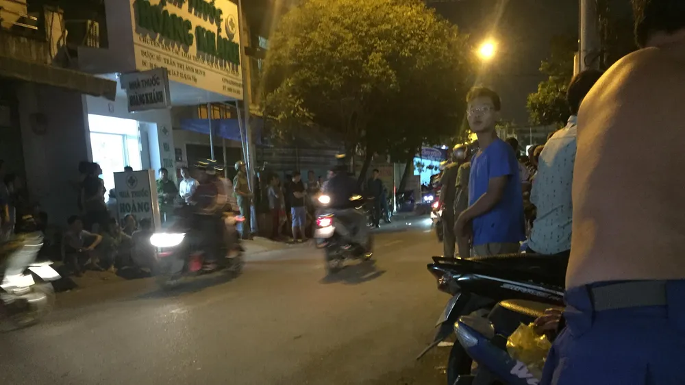 Công an phong toả khám nghiệm hiện trường. Ảnh : CHÍ THẠCH