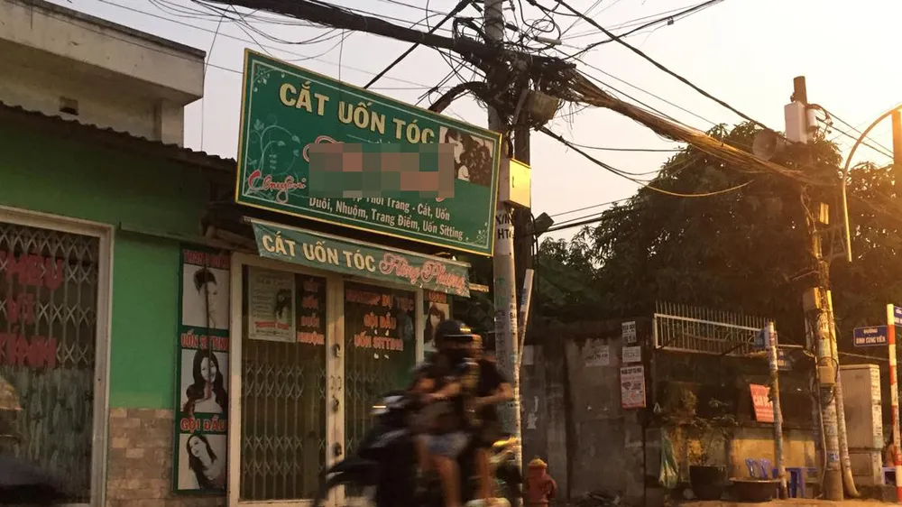 Tiệm tóc nơi xảy ra vụ việc. Ảnh : CHÍ THẠCH