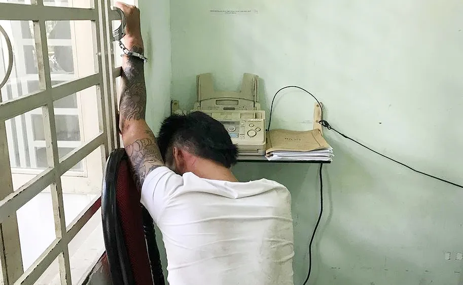 Một trong 2 đối tượng tại công an. Ảnh: ĐAN NGUYÊN