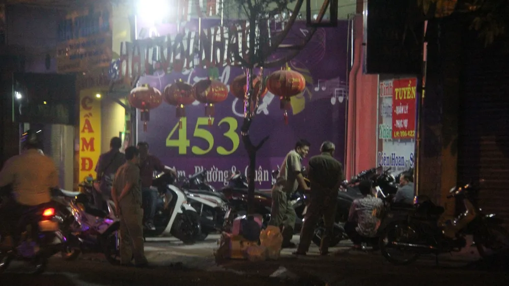 Công an có mặt tại hiện trường. Ảnh : CHÍ THẠCH