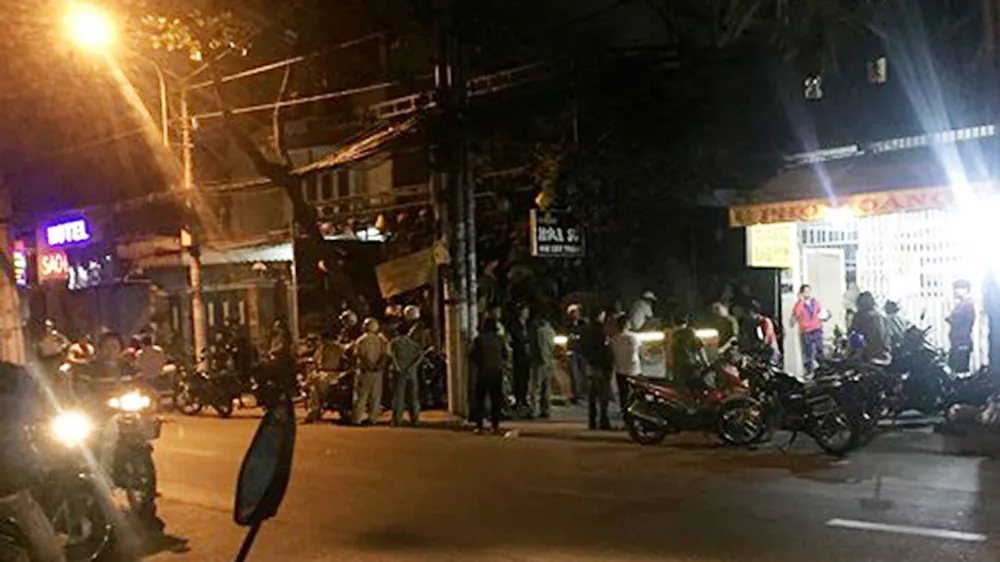 Công an khám nghiệm hiện trường. Ảnh : ĐAN NGUYÊN