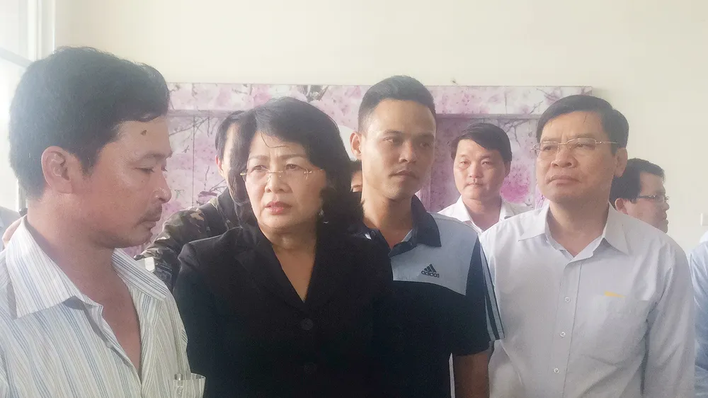 Phó Chủ tịch nước Đặng Thị Ngọc Thịnh thăm hỏi động viên gia đình các nạn nhân vụ cháy chung cư Carina Plaza. Ảnh: CHÍ THẠCH