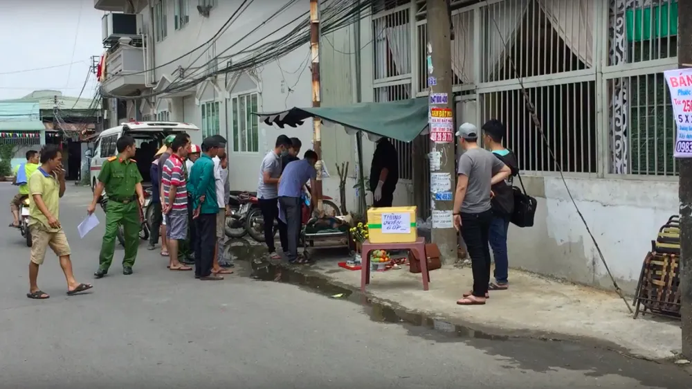Lực lượng chức năng tại hiện trường. Ảnh: CHÍ PHƯỚC 