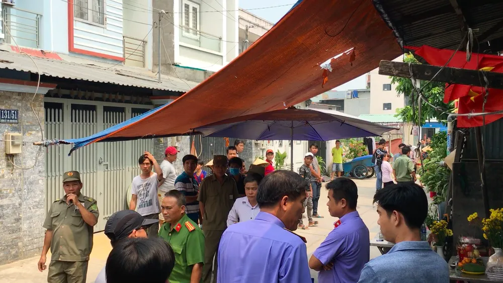 Công an TPHCM cùng các đơn vị liên quan có mặt ở hiện trường. Ảnh : CHÍ THẠCH