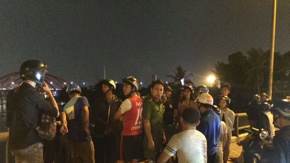 Nhiều người dân theo dõi. Ảnh : ĐAN NGUYÊN 