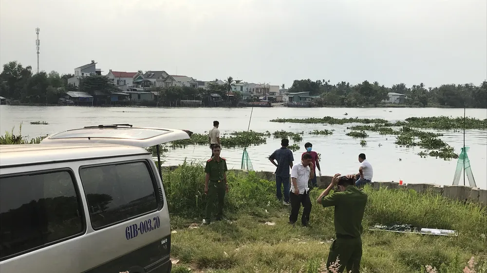 Công an ở hiện trường. Ảnh: CHÍ PHƯỚC 