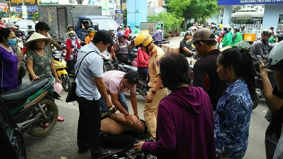 CSGT cùng dân truy đuổi, bắt gọn đối tượng trộm xe. Ảnh: ĐAN NGUYÊN