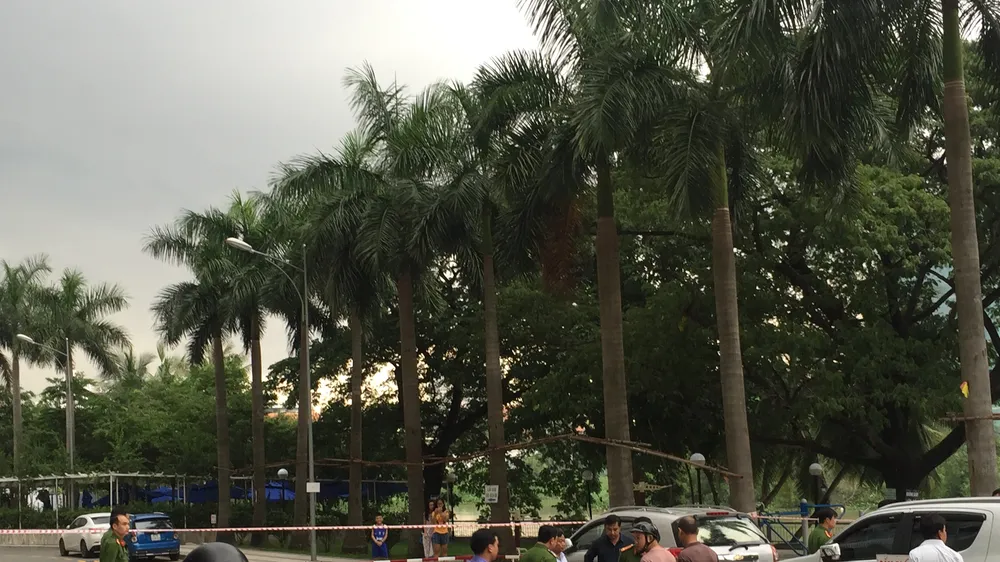 Công an khám nghiệm hiện trường. Ảnh: CHÍ THẠCH