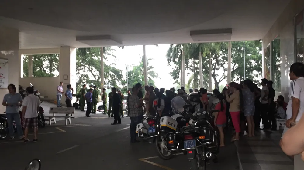 Công an khám nghiệm hiện trường. Ảnh: CHÍ THẠCH