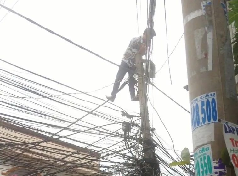 Nam thanh niên la hét trên trụ điện