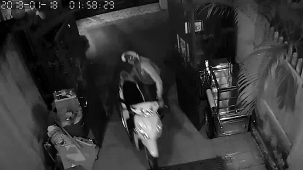 Hình một vụ trộm được camera ghi lại. 