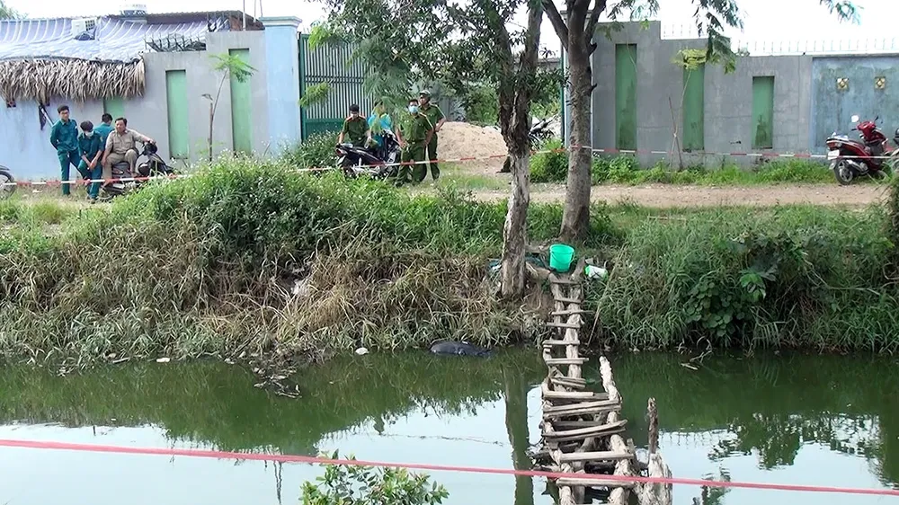 Công an phong tỏa khám nghiệm hiện trường. Ảnh: CHÍ THẠCH