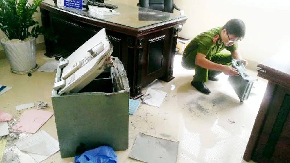 Công an khám nghiệm một vụ mất trộm trước đó