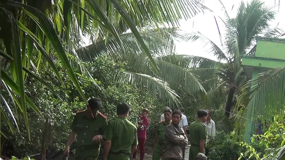 Người dân theo dõi vụ việc. Ảnh: ĐAN NGUYÊN