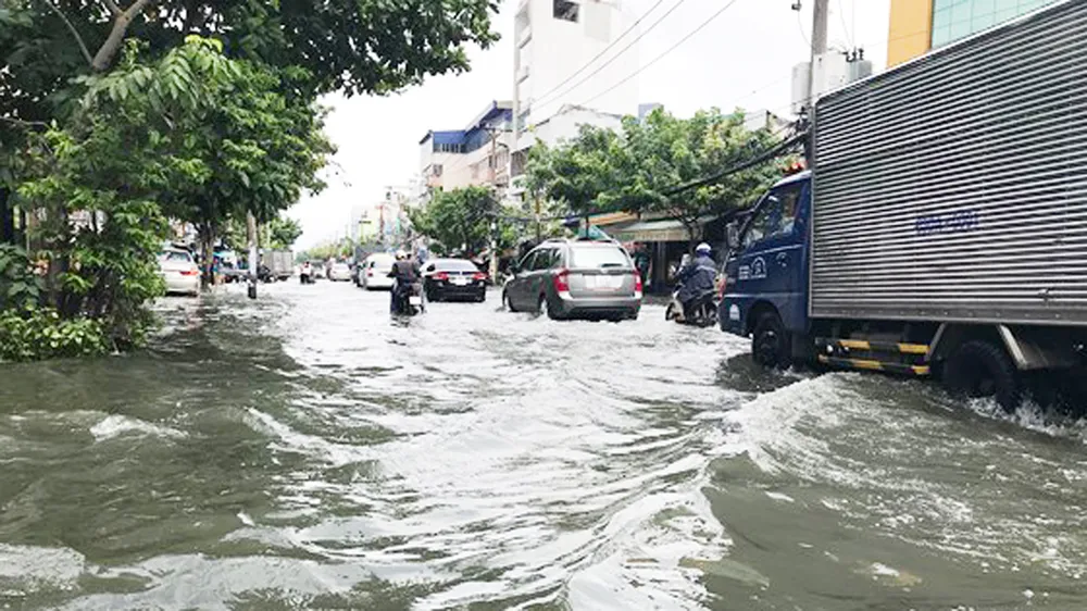 Giao thông ùn ứ kéo dài ở gần cầu Bình Lợi. Ảnh: ĐAN NGUYÊN 