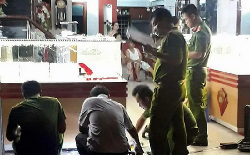 Công an khám nghiệm 1 vụ trộm tiệm vàng trước đó. 