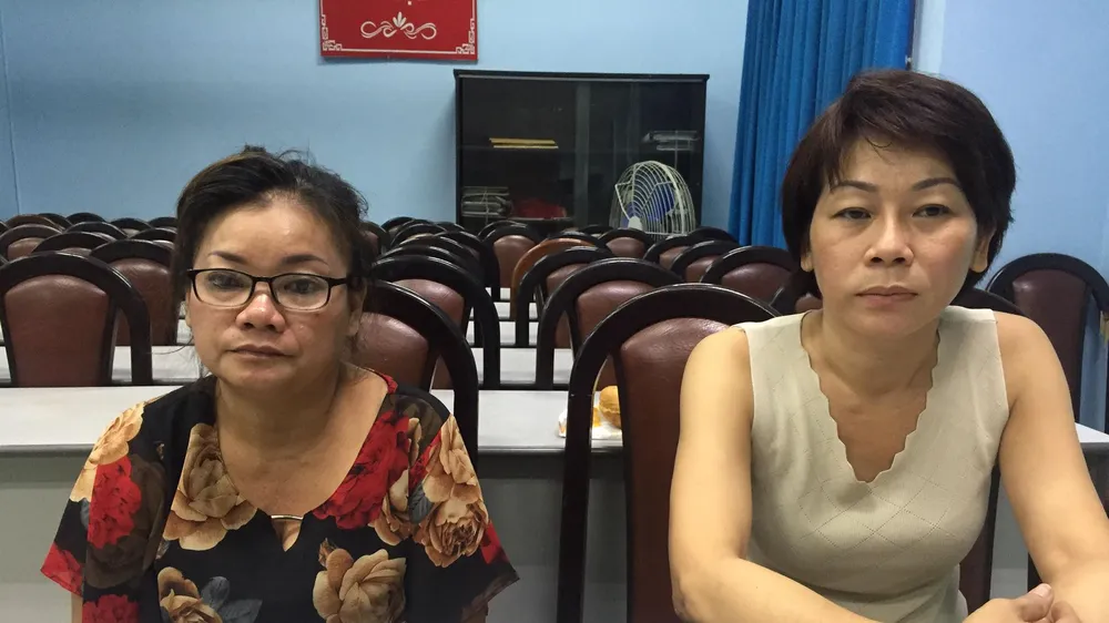 Đối tượng Huyền và Chi (từ trái qua phải) tại cơ quan công an. Ảnh: CHÍ THẠCH