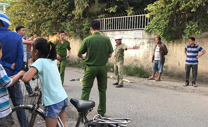 Công an khám nghiệm hiện trường. Ảnh: CHÍ THẠCH