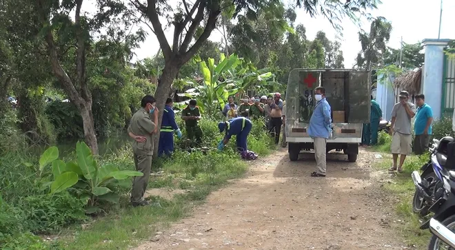 Công an khám nghiệm 1 vụ án trước đó. Ảnh: CHÍ THẠCH