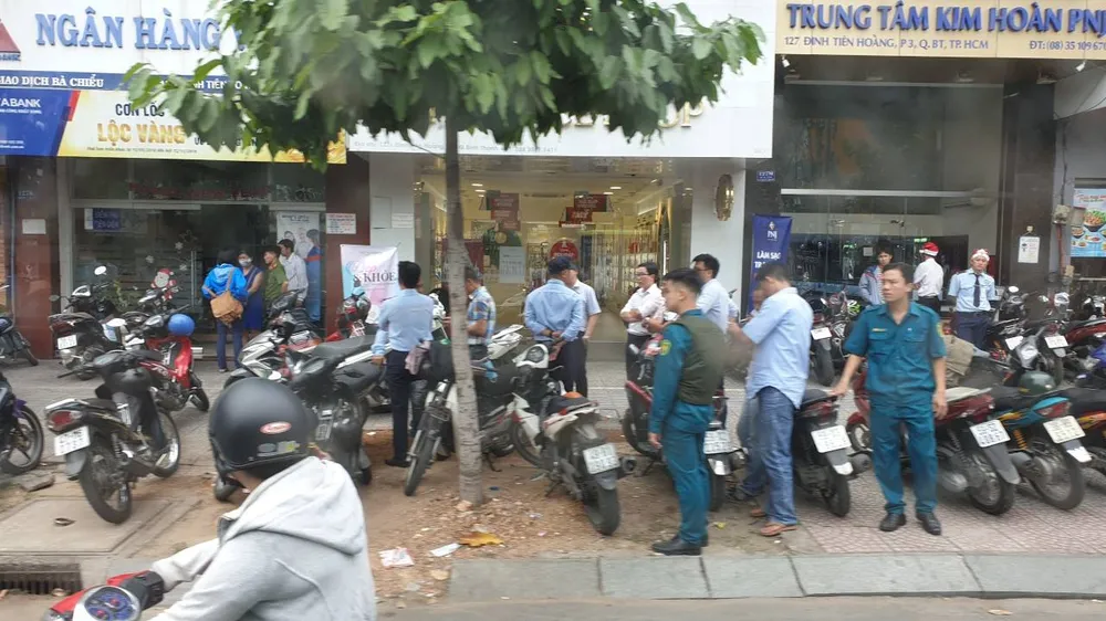 Công an có mặt ở hiện trường. Ảnh: CHÍ THẠCH