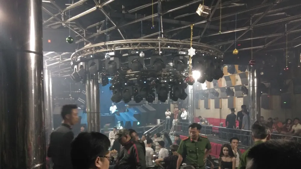 Công an kiểm tra hành chính quán bar 162 vào rạng sáng ngày 17-12. Ảnh: CHÍ THẠCH
