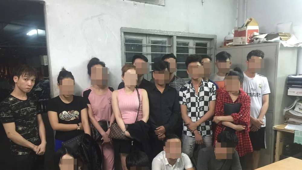 Nhóm dân chơi thuê căn hộ ở chung cư Millennium “phê” ma tuý tại cơ quan công an. Ảnh: CHÍ THẠCH