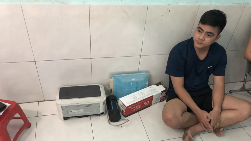 Một đối tượng cùng tang vật tại cơ quan công an