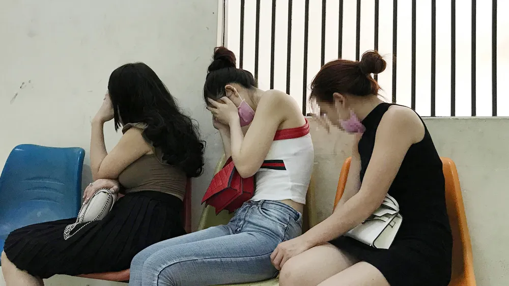 Các cô gái tại trụ sở công an