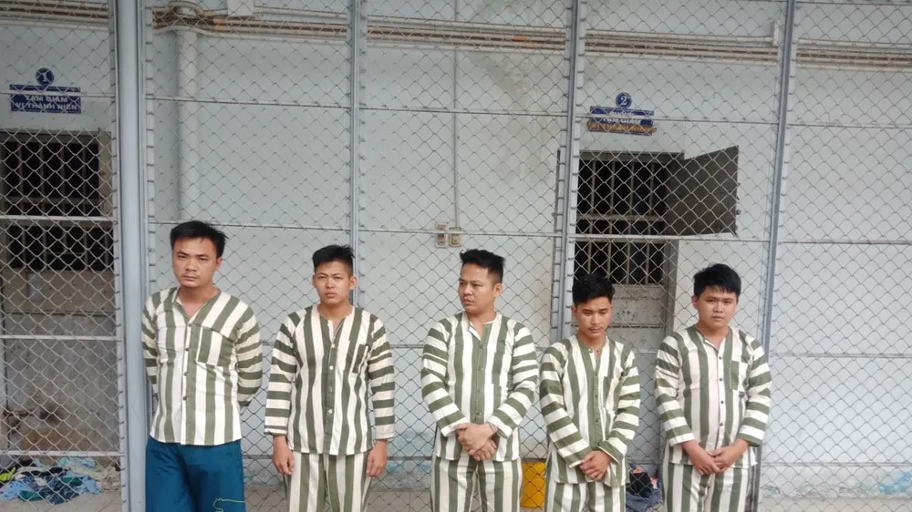 Nhóm đối tượng tại cơ quan công an. Ảnh: CHÍ THẠCH 