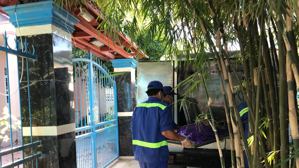 Thi thể nạn nhân ở hiện trường. Ảnh: ĐAN NGUYÊN
