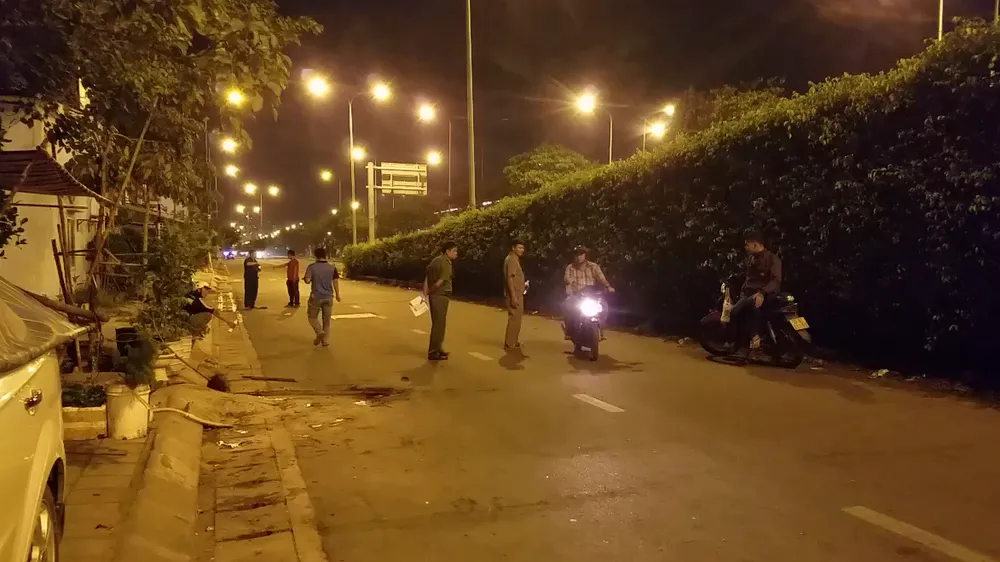 Công an làm việc tại hiện trường. Ảnh: CHÍ THẠCH 
