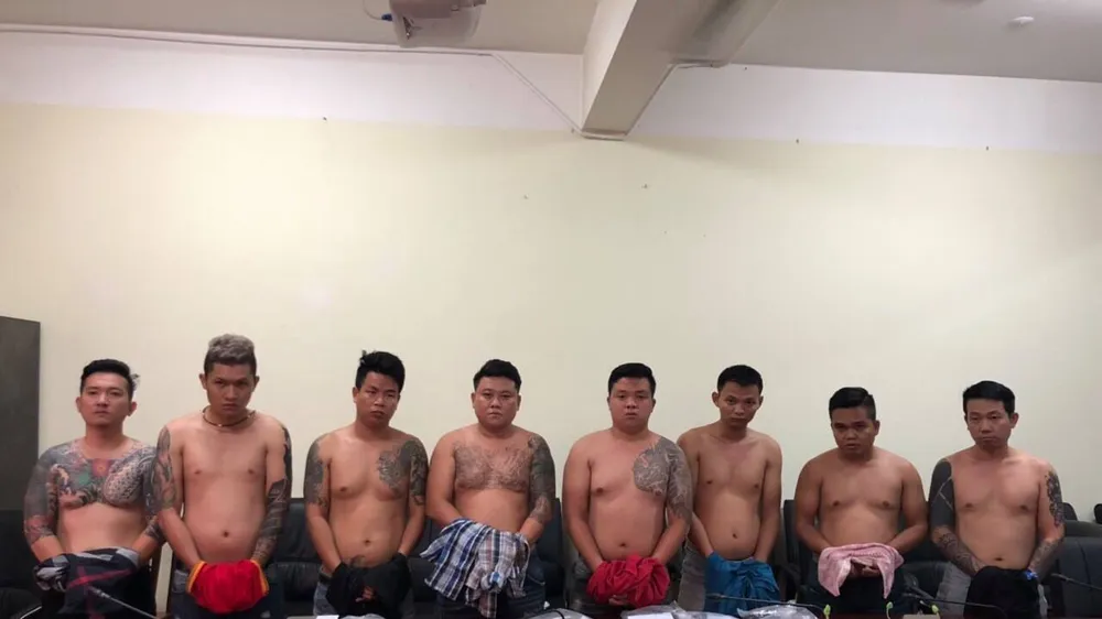 Băng nhóm giang hồ Vũ "bông hồng" tại cơ quan công an.
