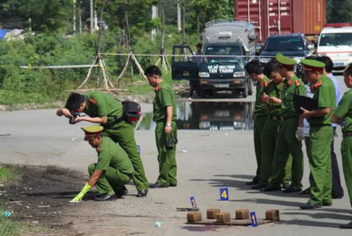 Công an khám nghiệm 1 vụ án trước đó. Ảnh: ĐAN NGUYÊN