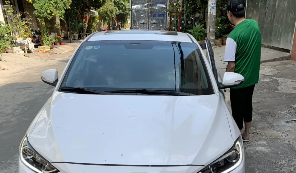 Anh Đ. điều khiển xe ô tô tới quán cà phê thì bị cướp túi xách chứa gần 1 tỷ đồng. Ảnh: C.T