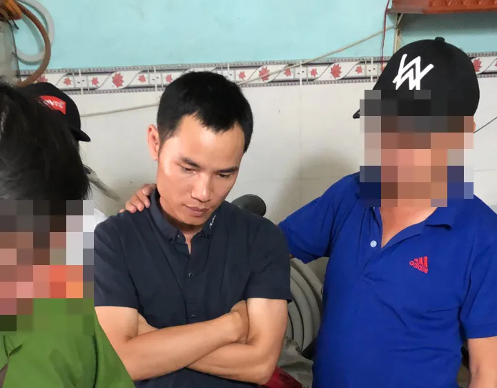 Đối tượng Tín cùng tang vật tại cơ quan công an. Ảnh: C.T