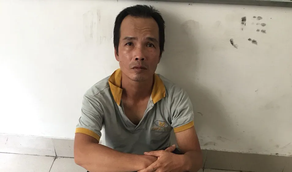Hưng tại cơ quan công an. Ảnh: CHÍ THẠCH 