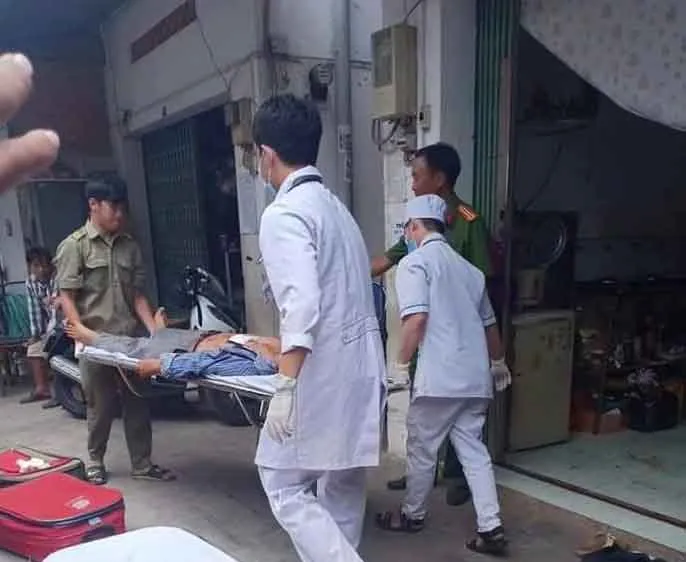 Người chồng được đưa đi cấp cứu. Ảnh: L.T