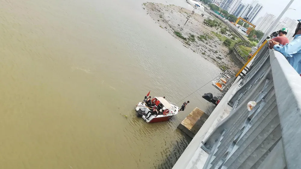 Lực lượng chức năng tìm kiếm thi thể nạn nhân. Ảnh: C.P