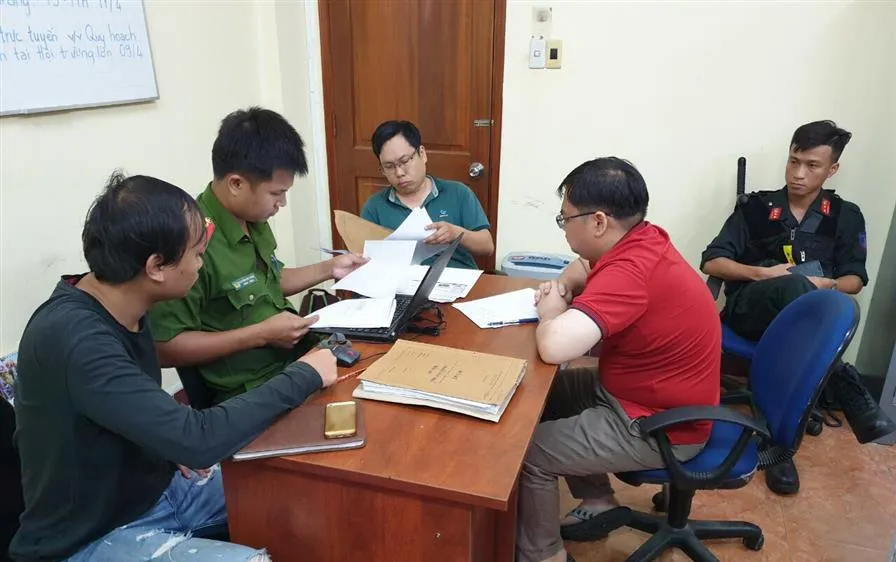 Công an lấy lời khai các đối tượng. Ảnh CA