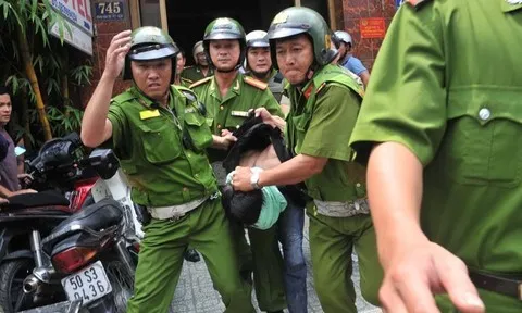 Công an khống chế bắt giữ 1 đố tượng phạm tội trước đó. Ảnh: Đ.N