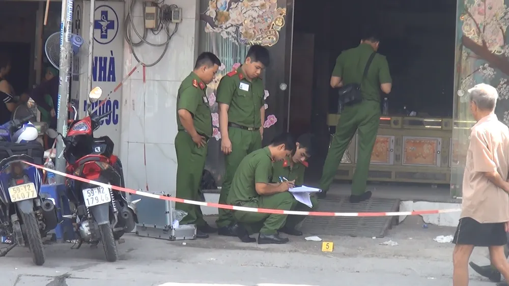 Công an khám nghiệm hiện trường. Ảnh: C.T
