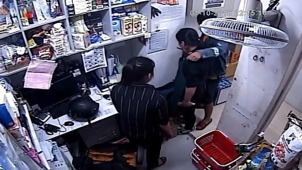 Một vụ kề dao vào cổ cướp trước đó. Ảnh: C.T